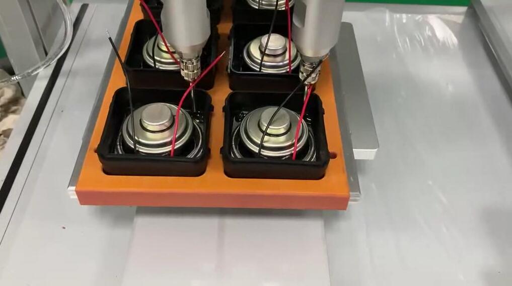 喇叭、揚聲器、蜂鳴器、音響外殼涂黃膠 | 黃膠涂膠機